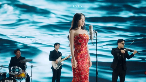 Lyly thể hiện ca khúc “Giữ anh em làm cũng không xong”. 