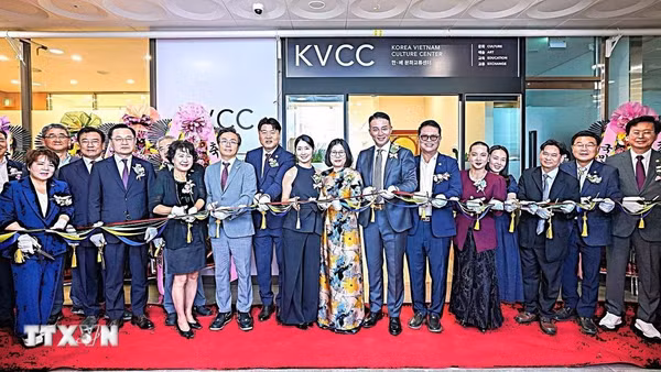 Các đại biểu cắt băng khai trương Trung tâm giao lưu văn hóa Hàn - Việt tại thành phố Daegu. (Ảnh: TTXVN)