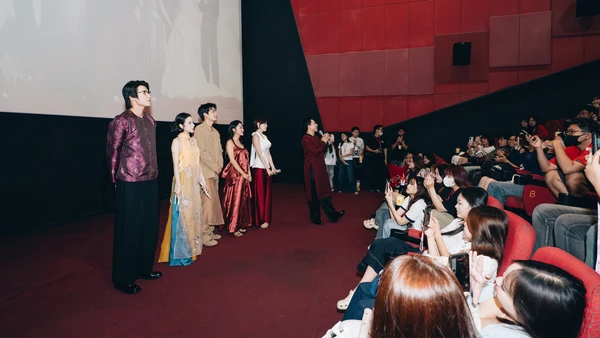 Đoàn làm phim giao lưu với khán giả tại rạp Lotte Ninh Kiều, Cần Thơ. (Ảnh: Galaxy Studio)