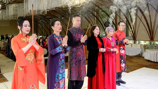 Câu lạc bộ Áo dài Việt Nam thắp hương tri ân Tổ nghề.