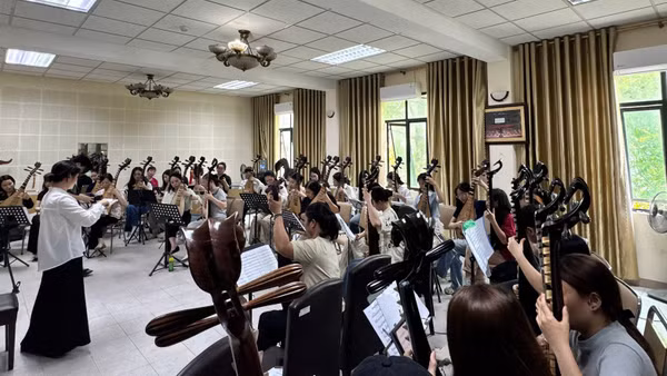 Thầy trò Tổ bộ môn Tỳ bà, Khoa Âm nhạc Truyền thống luyện tập trước ngày biểu diễn.