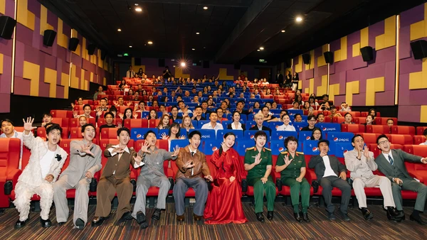 Đoàn làm phim "Mưa đỏ" giao lưu với khán giả. (Ảnh: Galaxy Studio)