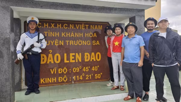 Nhạc sĩ Lê Tự Minh (áo xanh nhạt, đứng giữa) tại đảo Len Đao trong chuyến ra Trường Sa. (Ảnh: NVCC)