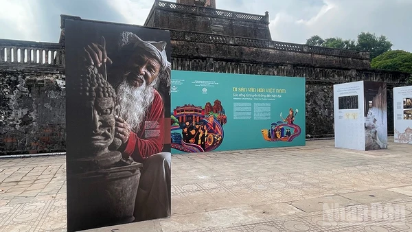 Triển lãm về di sản văn hóa Việt Nam tại Hoàng thành Thăng Long.