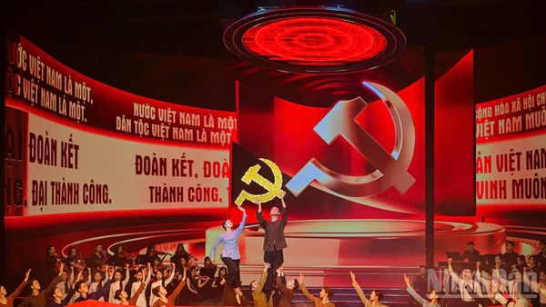 Một tiết mục trong chương trình nghệ thuật chính luận “Mãi mãi niềm tin theo Đảng”. (Ảnh: BẢO LONG)