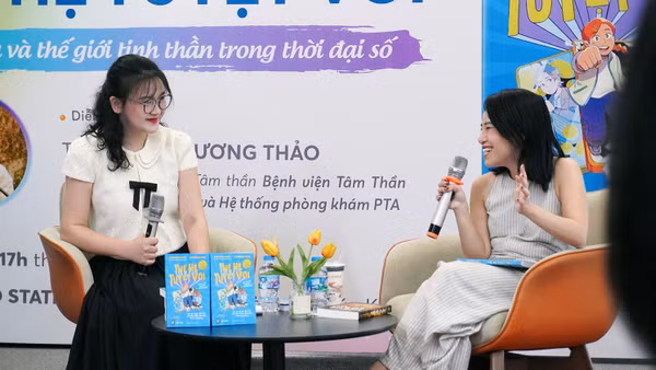 Thạc sĩ, bác sĩ Bùi Phương Thảo (bên phải) trò chuyện về cách cha mẹ đồng hành cùng con cái.