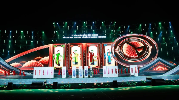 Phối cảnh sân khấu chương trình nghệ thuật "Tinh hoa di sản ngàn năm tỏa rạng".
