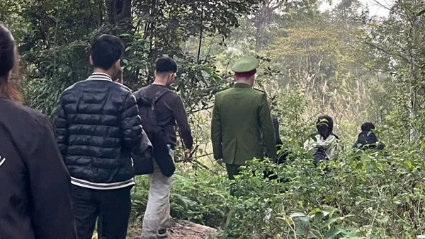 Công an xã Tây Yên Tử phối hợp Tổ bảo vệ Công ty Dịch vụ Tây Yên Tử triển khai lực lượng, phương tiện đến hiện trường tổ chức tìm kiếm 4 du khách bị lạc trong rừng. (Ảnh: baobacninhtv.vn)