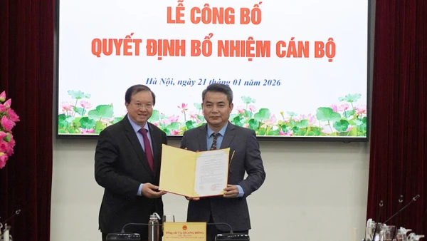 Thứ trưởng Tạ Quang Đông trao Quyết định bổ nhiệm cho Nghệ sĩ Ưu tú Trịnh Mai Nguyên. (Ảnh: Nhà hát Kịch Việt Nam).