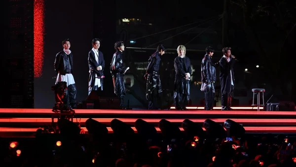 Ngay trong ngày diễn ra concert, album mới mang tên "ARIRANG" của BTS đã cán mốc gần 4 triệu bản được bán ra chỉ trong 24 giờ đầu tiên. Ước tính riêng đêm diễn 21/3 đã tạo ra hiệu ứng kinh tế trực tiếp và gián tiếp trị giá hơn 1.200 tỷ won (khoảng 900 triệu USD). (Ảnh: Kyodo/TTXVN)