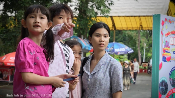 Diễn viên Trâm Anh (ngoài cùng bên phải) vượt qua trở ngại tâm lý để vào vai một người mẹ.