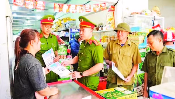 Công an xã Xuân Ái, tỉnh Lào Cai phát tờ rơi tuyên truyền phòng chống ma túy đến người dân.