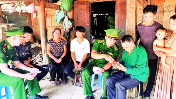 Cán bộ Biên phòng tỉnh Sơn La hướng dẫn đồng bào vùng biên sử dụng internet trên điện thoại.