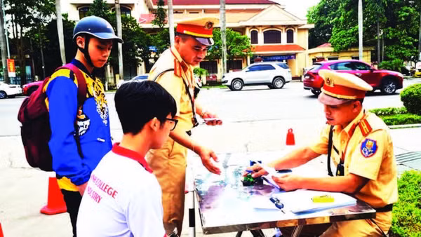 Lực lượng cảnh sát giao thông kiểm tra, xử lý phương tiện vi phạm. (Ảnh TUẤN DƯƠNG)