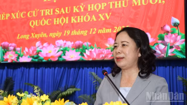 Phó Chủ tịch nước Võ Thị Ánh Xuân phát biểu tại buổi tiếp xúc cử tri phường Long Xuyên.