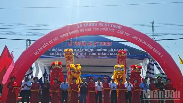 Quang cảnh cắt băng thông xe kỹ thuật.