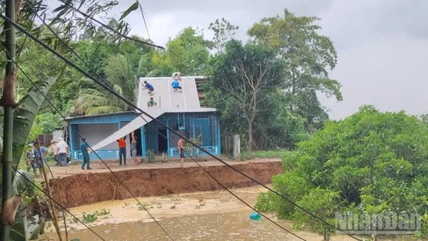 Hỗ trợ người dân trong khu vực sạt lở di dời tài sản.