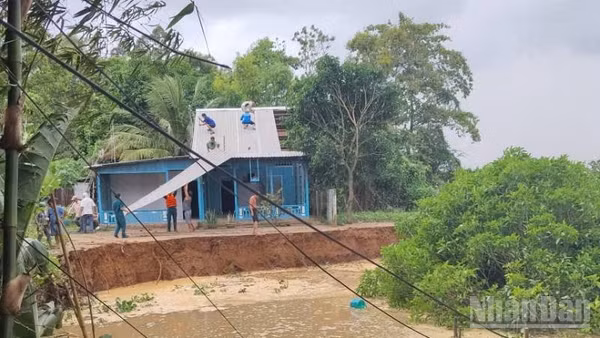 Hỗ trợ người dân trong khu vực sạt lở di dời tài sản.