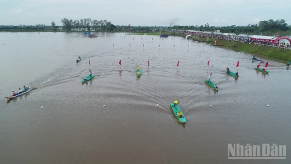 "Ngày hội mùa nước nổi tổ chức năm 2023 ở Châu Phú thu hút đông đảo người dân, du khách
