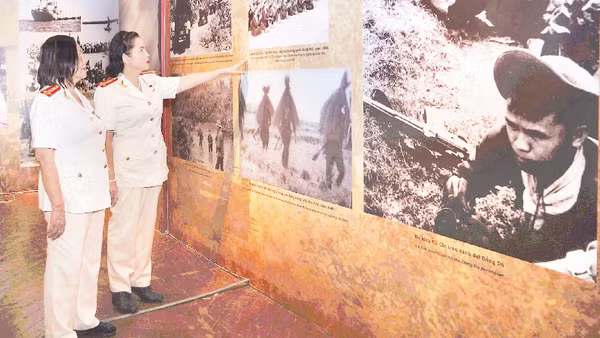 Từ trái sang: Đại tá, Anh hùng Lực lượng vũ trang nhân dân Nguyễn Thị Minh Hiền (Phan Thị Hồng Châu) và Đại tá, Anh hùng Lực lượng vũ trang nhân dân Phan Thị Ngọc Tươi. (Ảnh: THẾ ANH)