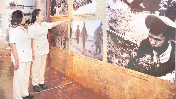 Từ trái sang: Đại tá, Anh hùng Lực lượng vũ trang nhân dân Nguyễn Thị Minh Hiền (Phan Thị Hồng Châu) và Đại tá, Anh hùng Lực lượng vũ trang nhân dân Phan Thị Ngọc Tươi. (Ảnh: THẾ ANH)