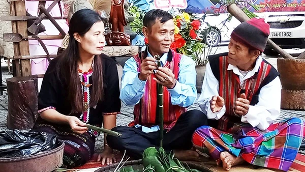 Ông Pả La Ham (ngồi giữa) tham gia hoạt động văn hóa ở địa phương.