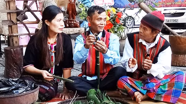 Ông Pả La Ham (ngồi giữa) tham gia hoạt động văn hóa ở địa phương.