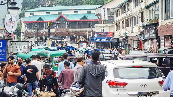 Đường phố tại Mussoorie thường xuyên bị tắc nghẽn trong mùa hè. Ảnh: THE MIGRATION STORY