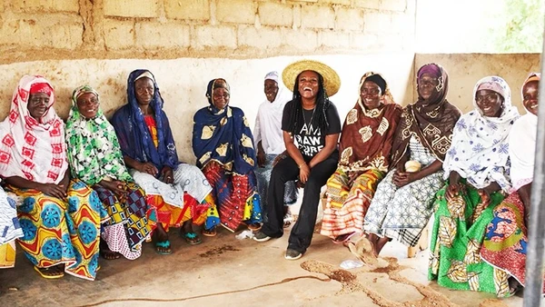 Bà Amoabeng (đội mũ) và các nhân viên của Skin Gourmet. Ảnh: VIOLET AMOABENG