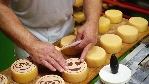 Phô-mai mang biểu tượng cảm xúc