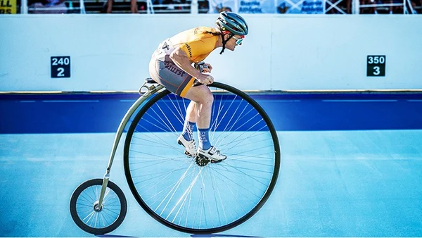 Phá kỷ lục đua xe đạp bánh cao