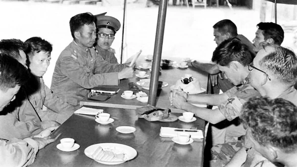 Ban liên hợp quân sự bốn bên họp bàn thể thức trao trả. Ảnh tư liệu TTXVN 