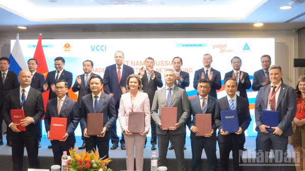 Lễ trao các văn kiện hợp tác giữa doanh nghiệp hai nước trước sự chứng kiến của Thủ tướng Chính phủ Lê Minh Hưng. (Ảnh: XUÂN HƯNG)