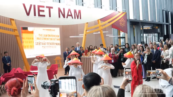 Triển lãm Gian trưng bày Việt Nam tại Diễn đàn. (Ảnh: THANH THỂ)