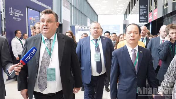 Bộ trưởng Hoàng Thanh Tùng và Bộ trưởng Konstantin Chuychenko. (Ảnh: THANH THỂ)