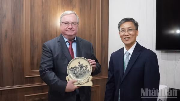 Chủ tịch Hội Luật gia Việt Nam Nguyễn Khánh Ngọc và Chủ tịch Hội Luật gia Liên bang Nga Sergey Stepashin. (Ảnh: THANH THỂ)
