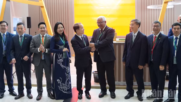 Bộ trưởng Tư pháp Hoàng Thanh Tùng gặp Chánh án Tòa án Nhân dân Tối cao Cuba Oscar Manuel Silvera Martinez. (Ảnh: THANH THỂ)
