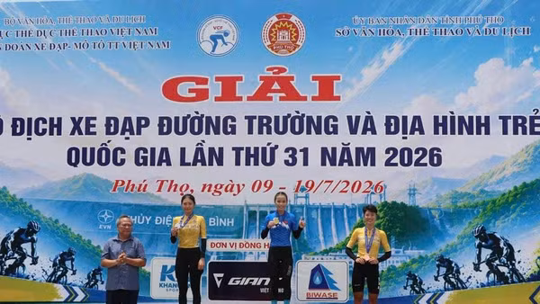 Ban Tổ chức trao giải cho các vận động viên xuất sắc tại nội dung băng đồng.