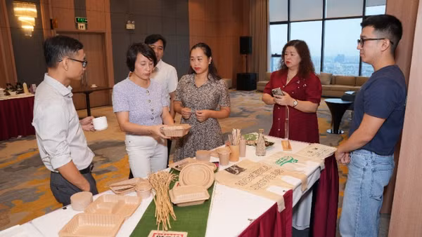 Các sản phẩm nhựa sinh học của BUYO Bioplastics được sản xuất từ phụ phẩm nông nghiệp và công nghiệp như bã bia, bã mía.