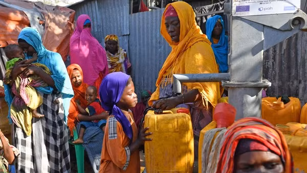 Một bé gái đang lấy nước tại một trại người tị nạn nội địa (IDP) ở Mogadishu, thủ đô Somalia, năm 2017. (Ảnh: Xinhuanet)
