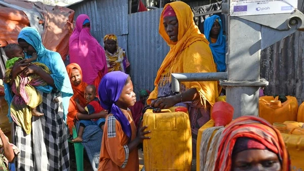 Một bé gái đang lấy nước tại một trại người tị nạn nội địa (IDP) ở Mogadishu, thủ đô Somalia, năm 2017. (Ảnh: Xinhuanet)
