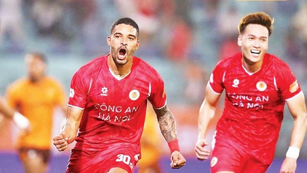 Cầu thủ Alves Rogerio Dos Santos (bên trái) lập cú đúp giúp Công an Hà Nội thắng 3-1.