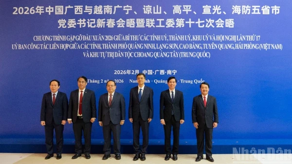 Bí thư 5 tỉnh, thànhphố của Việt Nam chụp ảnh chung với Bí thư Đảng ủy Khu tự trị dân tộc Choang Quảng Tây, Trung Quốc.