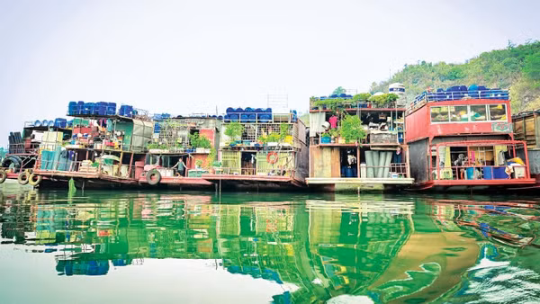 Những chiếc tàu buôn ngược dòng sông Đà phải đủ điều kiện đăng kiểm, bảo đảm an toàn trên hành trình suốt 10 phiên chợ, qua 7 ngày đêm. (Ảnh BẢO LONG)