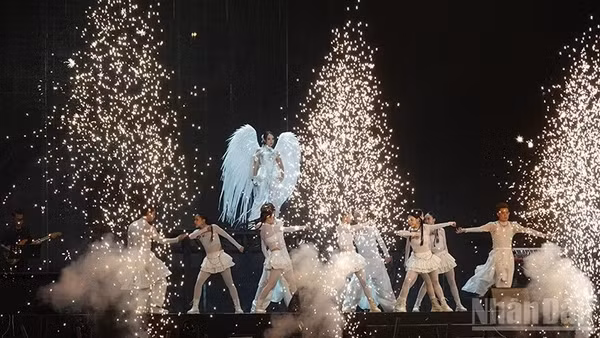 Phần trình diễn của ca sĩ Phương Mỹ Chi mở màn cho đêm nhạc đầu tiên của Lễ hội Hò Dô. (Ảnh: Linh Bảo)