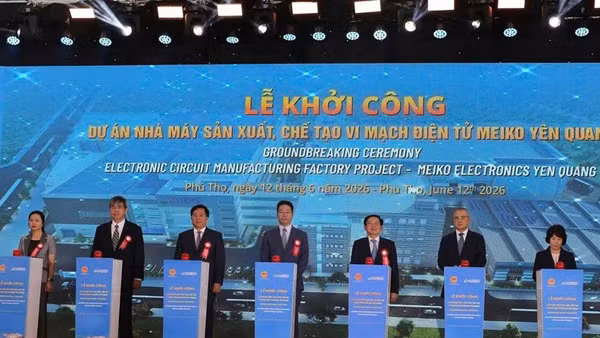 Các đại biểu bấm nút khởi công nhà máy sản xuất vi mạch điện tử tại Khu công nghiệp Yên Quang, tỉnh Phú Thọ. 