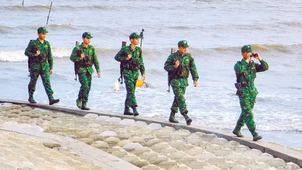 Cán bộ, chiến sĩ Đồn Biên phòng Hàm Luông trong kíp tuần tra, bảo vệ vững chắc chủ quyền nơi biên giới biển.
