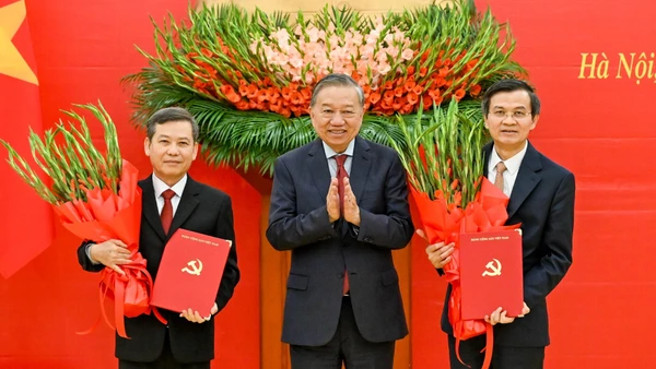 Tổng Bí thư Tô Lâm trao Quyết định của Bộ Chính trị và tặng hoa chúc mừng đồng chí Lê Minh Trí và Đoàn Minh Huấn. (Ảnh: DUY LINH)