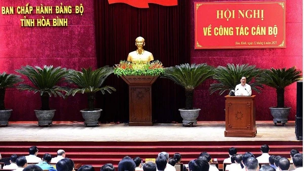 Bí thư Tỉnh ủy Hòa Bình Nguyễn Phi Long phát biểu tại hội nghị.