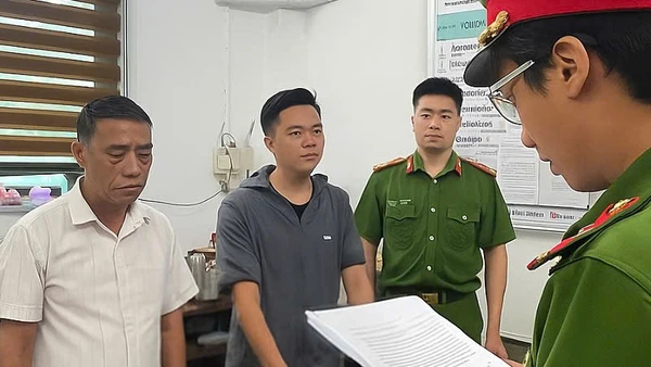 Giám đốc Nguyễn Văn Đây (ngoài cùng bên trái) và kế toán Bùi Yên Khánh (thứ hai từ trái sang).